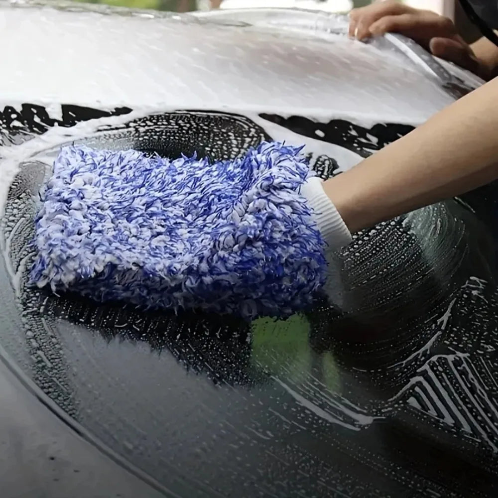 A wet & dry car wash mitt that effectively cleans your car in both wet and dry conditions.