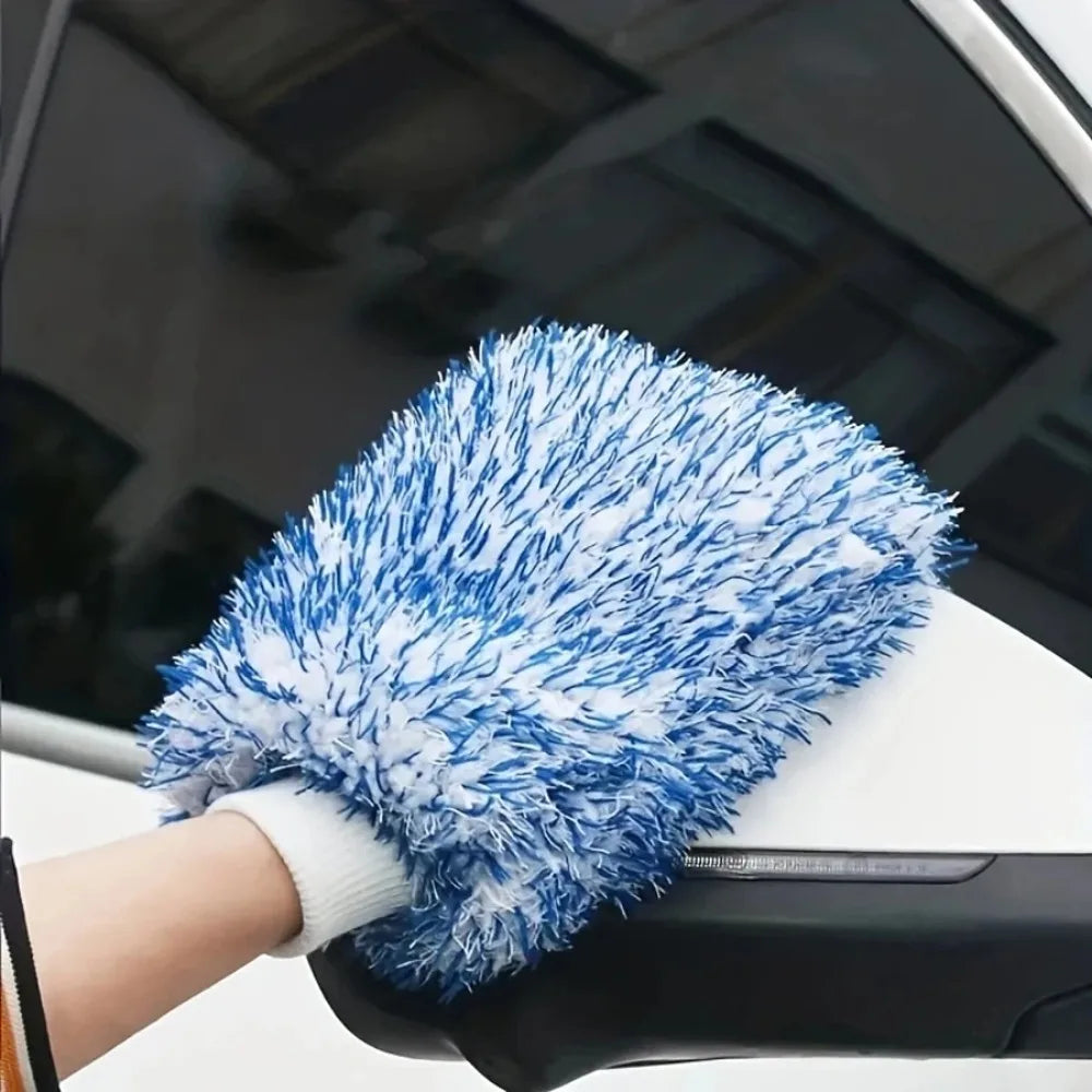 A wet & dry car wash mitt that effectively cleans your car in both wet and dry conditions.